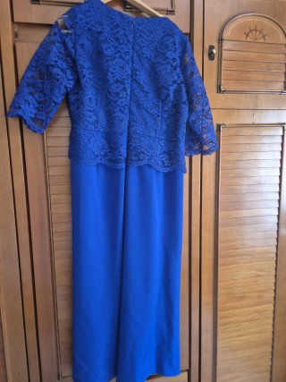 Vestido de fiesta azul con encaje