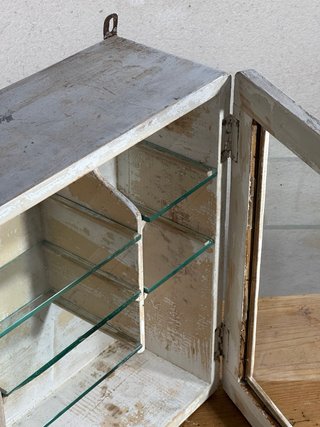 Mueblecito vintage de baño o vitrina