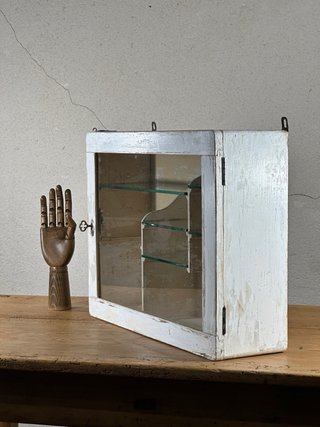 Mueblecito vintage de baño o vitrina