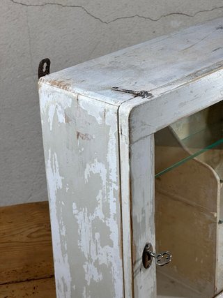 Mueblecito vintage de baño o vitrina