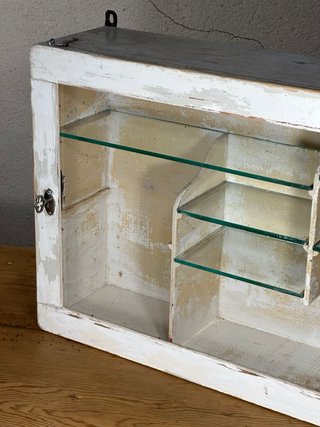 Mueblecito vintage de baño o vitrina