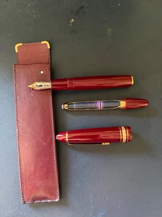 Pluma Montblanc Traveller 147 - Estuche Piel Rojo
