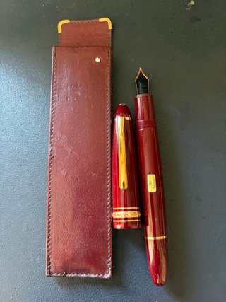 Pluma Montblanc Traveller 147 - Estuche Piel Rojo