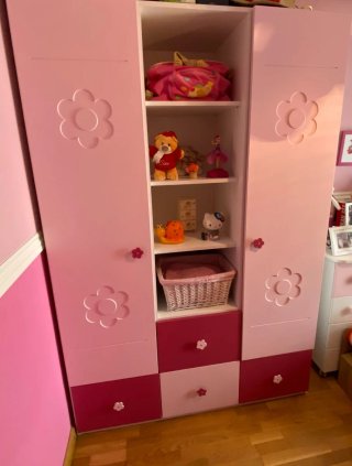 Mueble infantil rosa con flores