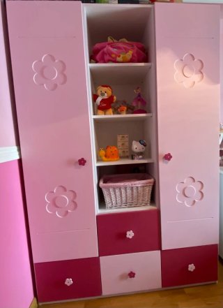 Mueble infantil rosa con flores