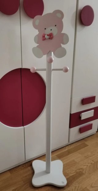 Mueble infantil rosa con flores