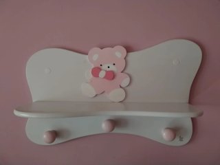 Mueble infantil rosa con flores