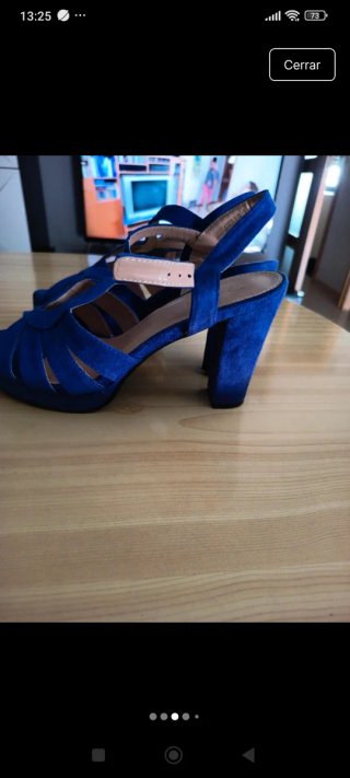 Zapatos de tacón morados para eventos