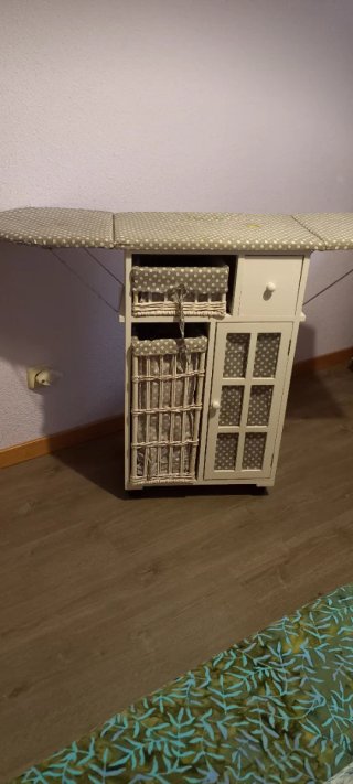 Mueble auxiliar plancha mimbre y tela