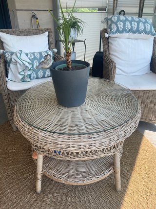 Mesa ratán natural con tapa de cristal