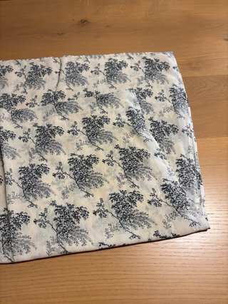 Foulard panna con fiori blu
