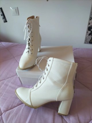 Botines blancos de tacón con cordones
