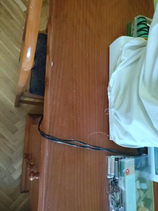 Escritorio de pino con cajonera y silla