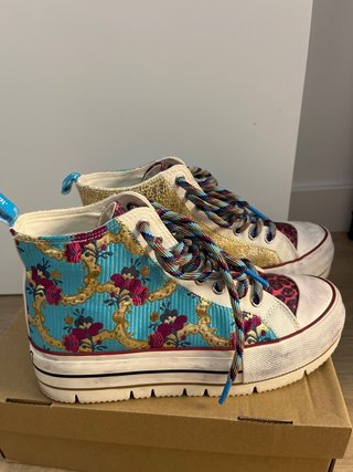 Zapatilla botín Desigual multicolor y dorada