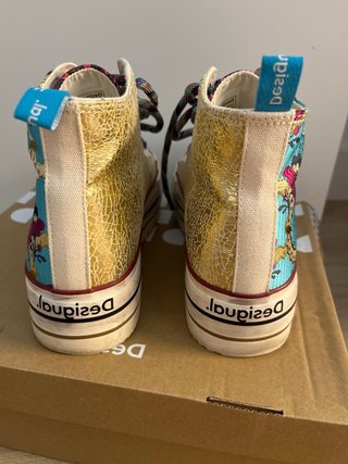 Zapatilla botín Desigual multicolor y dorada