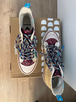 Zapatilla botín Desigual multicolor y dorada