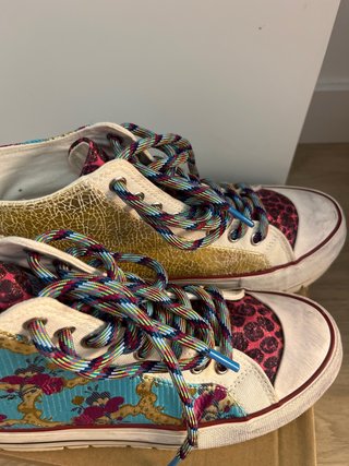 Zapatilla botín Desigual multicolor y dorada