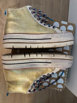 Zapatilla botín Desigual multicolor y dorada