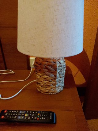 Lámpara de mesilla tejida