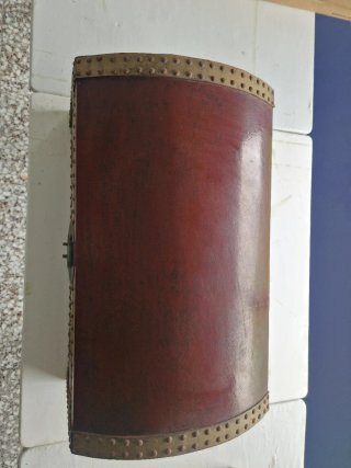 Baúl decorativo madera y metal.