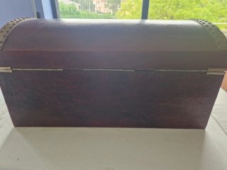 Baúl decorativo madera y metal.