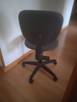 Silla de escritorio gris regulable