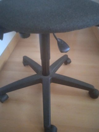 Silla de escritorio gris regulable