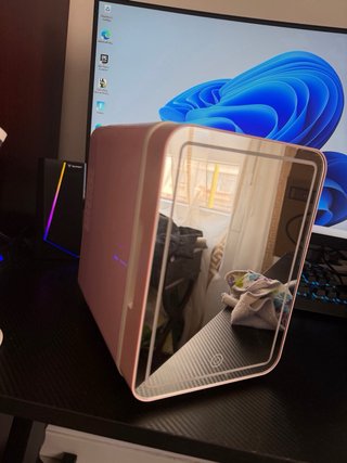 Mini nevera rosa con espejo y luz LED