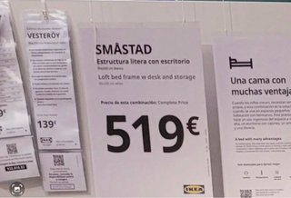 Litera IKEA con escritorio y armario.