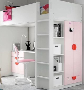 Litera IKEA con escritorio y armario.