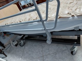 Cama articulada, colchón antiescaras.