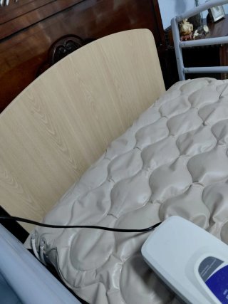 Cama articulada, colchón antiescaras.