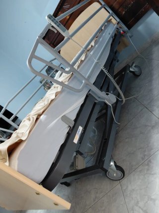 Cama articulada, colchón antiescaras.