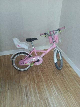 Bicicleta infantil rosa con cesta