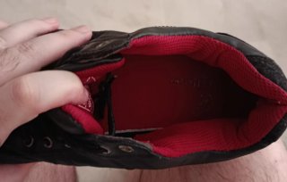 Zapatillas casual negras con interior rojo
