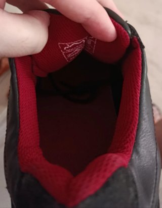 Zapatillas casual negras con interior rojo