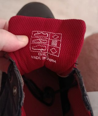 Zapatillas casual negras con interior rojo
