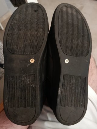 Zapatillas casual negras con interior rojo