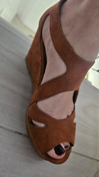 Sandalia cuña Bershka ante marrón