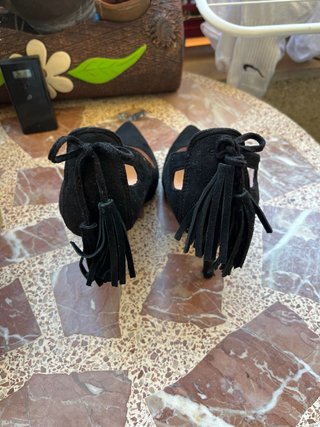 Zapatos de tacón negros con lazo