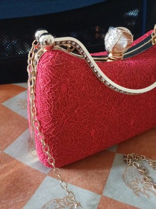 Bolso de fiesta elegante con cadena dorada