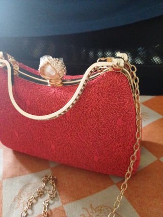 Bolso de fiesta elegante con cadena dorada