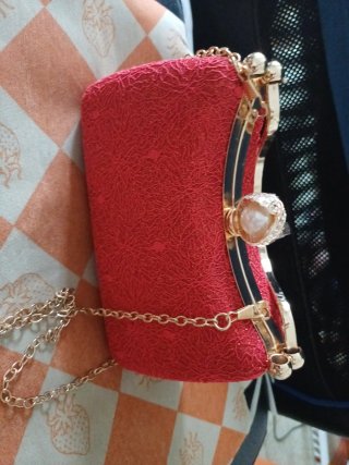 Bolso de fiesta elegante con cadena dorada
