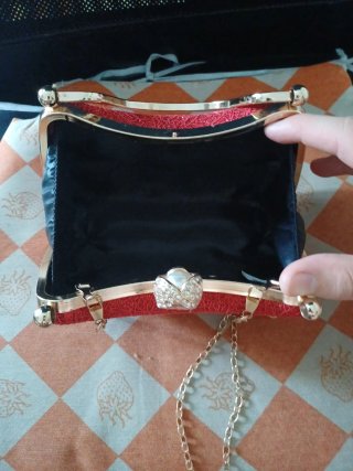 Bolso de fiesta elegante con cadena dorada