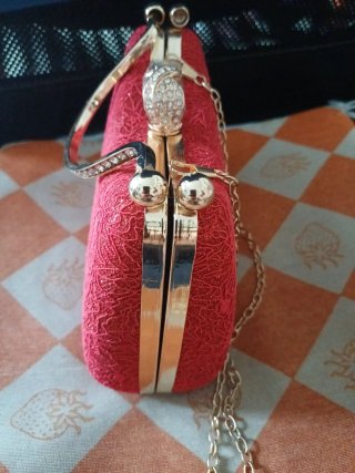 Bolso de fiesta elegante con cadena dorada