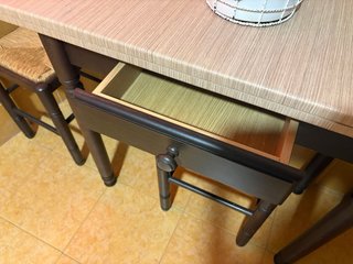 Mesa con 2 taburetes de madera y paja