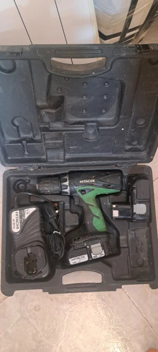 Taladro Hitachi con cargador y batería
