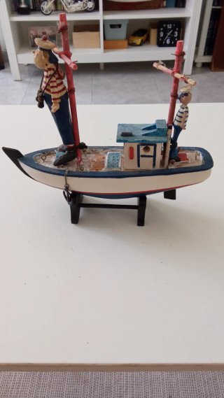 Barco de madera decorativo