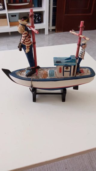 Barco de madera decorativo