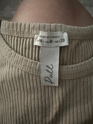 Camiseta corta beige Pull and Bear